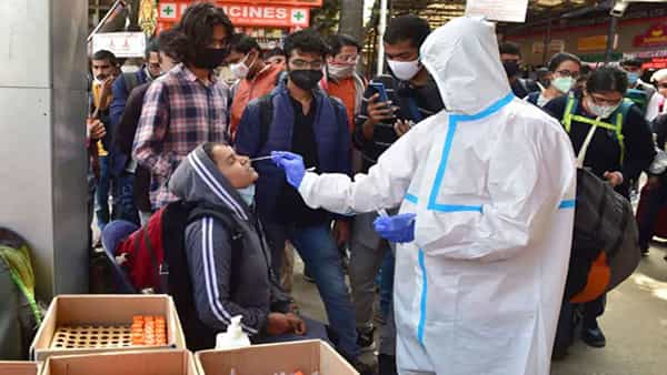 India Coronavirus Updates: దేశంలో తగ్గుముఖం పడుతున్న కరోనా పాజిటివ్ కేసులు