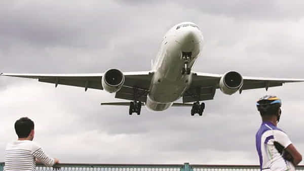 Airlines: అప్పుల ఊబిలోకి విమానయాన కంపెనీలు.. పరిస్థితి ఇలానే ఉంటే..