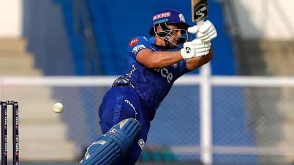IPL 2022: రోహిత్ సేనకు బ్యాడ్ న్యూస్.. ఢిల్లీ మ్యాచ్లో గాయపడిన తుఫాన్ బ్యాటర్..