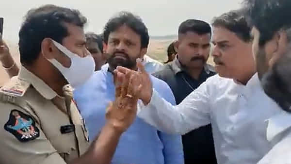 Vijayawada: బెజవాడలో జనసేన ఫ్లెక్సీల వివాదం.. కనకదుర్గ ఫ్లై ఓవర్పై ఉద్రిక్తత