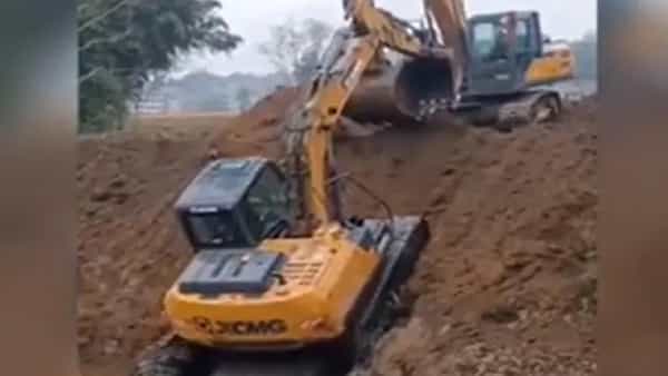 Viral Video: బురదలో చిక్కుకున్న జేసీబీకి మరొక జేసీబీ హెల్ప్.. వైరల్ అవుతున్న వీడియో..