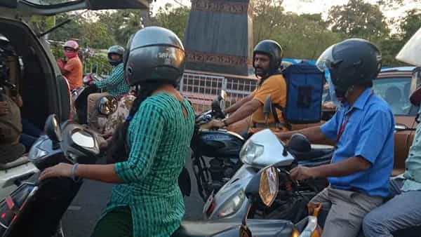 Viral Photo: డెలివరీ బాయ్గా మారిన హాస్యనటుడు.. వైరల్ అవుతున్న ఫొటో..!