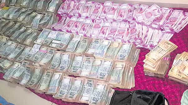 Karimnagar: కరీంనగర్లో వడ్డీవ్యాపారులపై పోలీసుల దాడులు.. రూ. 52 లక్షల నగదు స్వాధీనం
