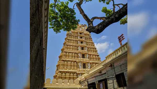Karnataka: కర్ణాటకలో తెరపైకి మరో వివాదం.. ఆలయాల పరిసరాలల్లో హిందూయేతర వ్యాపారస్తులకు అనుమతి వద్దంటూ ప్రభుత్వానికి వినతి
