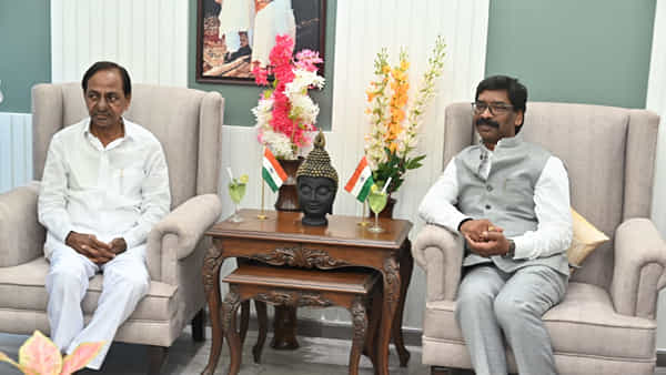 జార్ఖండ్ లో తెలంగాణ సీఎం క్రేజ్.. దేశ్ కీ నేత అంటూ కేసీఆర్ ఫ్లెక్సీలు.. గులాబీమయమైన రాంచీ వీధులు