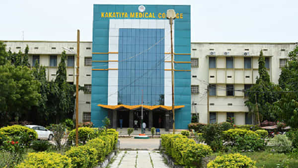 KMC Recruitment: మెడికల్ కాలేజీలో ఉద్యోగాలు.. నెలకు రూ. లక్షకు పైగా జీతం పొందే అవకాశం.. ఎవరు అర్హులంటే..
