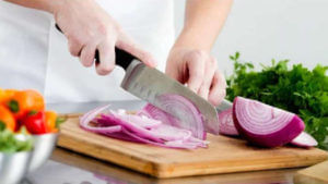 Onion Cutting Tips: ఉల్లి మిమ్మల్ని ఏడ్పిస్తోందా.. ఈ చిట్కాలు పాటిస్తే శాశ్వతంగా చెక్ పెట్టొచ్చు..