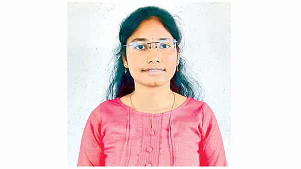 Inspirational Story: పేదింటి చదువుల సరస్వతికి రూ.14 లక్షల ప్యాకేజీతో అమెజాన్ ఉద్యోగం..