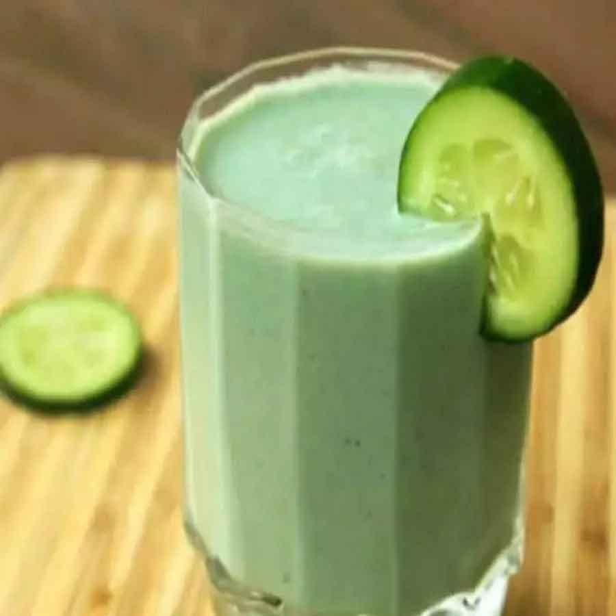 దోసకాయ రసం: శరీరంలో తక్కువ నీటి స్థాయిలు మన ఆరోగ్యంతో పాటు చర్మాన్ని కూడా దెబ్బతీస్తాయి. అయితే, దోసకాయ శరీరాన్ని హైడ్రేట్గా ఉంచడంలో ప్రభావవంతంగా పనిచేస్తుంది. అందుకే దోసకాయ జ్యూస్ ఇంట్లోనే తయారు చేసుకుని తాగొచ్చు. టేస్ట్ కోసం కొద్దిగా నిమ్మరసం కూడా కలిపి తాగొచ్చు.