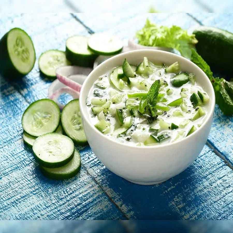 దోసకాయ రైతా: రుచికరమైనది మాత్రమే కాదు, చాలా ఆరోగ్యకరమైనది కూడా. దోసకాయతో రైతా చేయడం చాలా ఈజీ. వేసవి కాలంలో దోసకాయ రైతా తిన్నా, తాగినా కడుపు చల్లగా ఉంటుంది. ఇది జీర్ణక్రియ వేగాన్ని కూడా మెరుగుపరుస్తుంది.