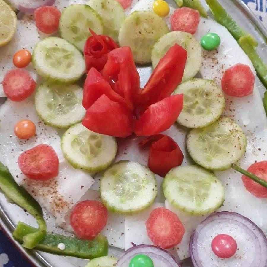 పాలక్, దోసకాయ సలాడ్: దోసకాయ, పాలక్ సలాడ్ని ఏ సీజన్లో అయినా తీసుకోవచ్చు. వేసవి, చలికాలంలో ఎప్పుడు తీసుకున్నా ఆరోగ్య ప్రయోజనాలుంటాయి. నిపుణుల అభిప్రాయం ప్రకారం, టమోటాలు, దోసకాయలు మరియు ఇతరులతో చేసిన సలాడ్లను క్రమం తప్పకుండా తీసుకోవాలి. ఇది శరీరాన్ని హైడ్రేట్ చేసి చర్మాన్ని మెరిసేలా చేస్తుంది.