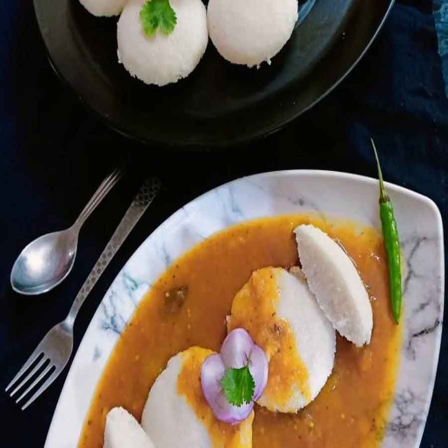 దోసకాయ సాంబార్ - ఇడ్లీ: ఇది కాస్త వింతగా అనిపించవచ్చు కానీ దోసకాయ సాంబర్ - ఇడ్లీ చాలా రుచిగా ఉంటుంది. దోసకాయ సాంబారు ఇడ్లీతో తినాలి. కర్నాటకలోని అనేక ప్రాంతాల్లో, చాలా మంది ఆరోగ్యంగా, ఫిట్గా ఉండటానికి దోసకాయ సాంబార్, ఇడ్లీలను తినడమే కారణం అని చెబుతుంటారు. (గమనిక: ఆరోగ్య నిపుణులు ఇచ్చిన సమాచారం ప్రకారం ఈ టిప్స్ను పేర్కొనడం జరిగింది. వీటిని టీవీ9 తెలుగు నిర్ధారించలేదు. ఎలాంటి ఆరోగ్య సమస్యలున్నా వైద్యులను సంప్రదించడం కీలకం.)