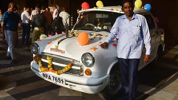 Ambassador Car: 35 ఏళ్ల ప్రస్థానం.. ఇక సెలవంటూ రిటైర్మెంట్ తీసుకున్న ‘అంబాసిడర్’.. రైల్వే శాఖలో బ్యూటీఫుల్ మూమెంట్..!
