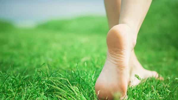 Health News: ఇప్పటి నుంచి చేతులతో ఆహారం తినండి.. చెప్పులు లేకుండా నడవండి.. ఎందుకంటే..?