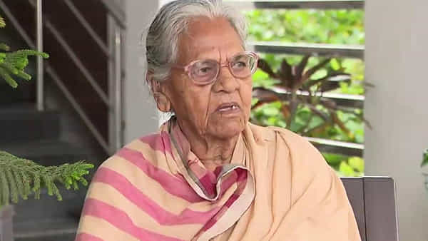 Mallu Swarajyam: తెలంగాణ సాయుధ పోరాట యోధురాలు మల్లు స్వరాజ్యం కన్నుమూత