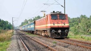 Indian Railway: శ్రీకాకుళం జిల్లాలో ఘోర ప్రమాదం.. రైలు ఢీకొని ఐదుగురు మృతి..