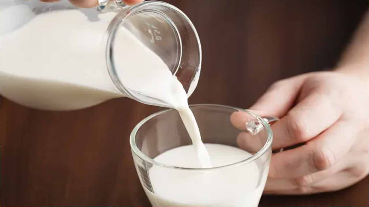 Milk Side Effects: ఈ పదార్థాలను పాలతో కలిపి తీసుకుంటున్నారా.. అయితే వెంటనే మానేయండి..