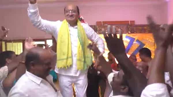 Viral Video: తగ్గేదే లే అంటున్న ఎమ్మెల్యే.. వయసు సంఖ్యకే మనసుకు కాదంటూ మాస్ డ్యాన్స్తో అదరగొట్టారు..!
