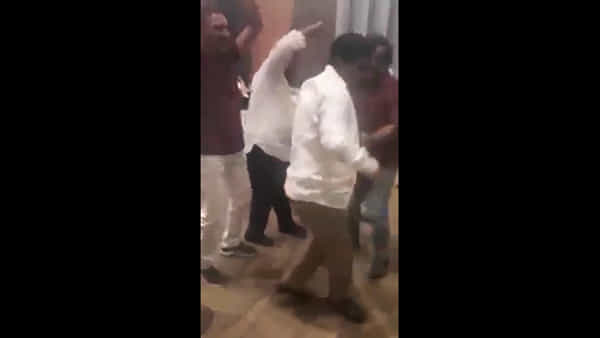 Viral Video: తగ్గేదే లే అంటున్న ఎమ్మెల్యే.. మాస్ పాటకు ఊరమాస్ డ్యాన్స్తో దుమ్మురేపారు..!