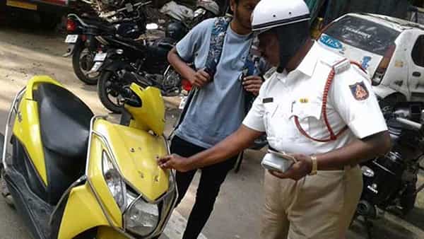 వాహనాలపై ఆ స్టిక్కర్లు అతికించారా.. అక్కడి పోలీసుల కొత్త రూల్ తెలిస్తే షాకవుతారు..!