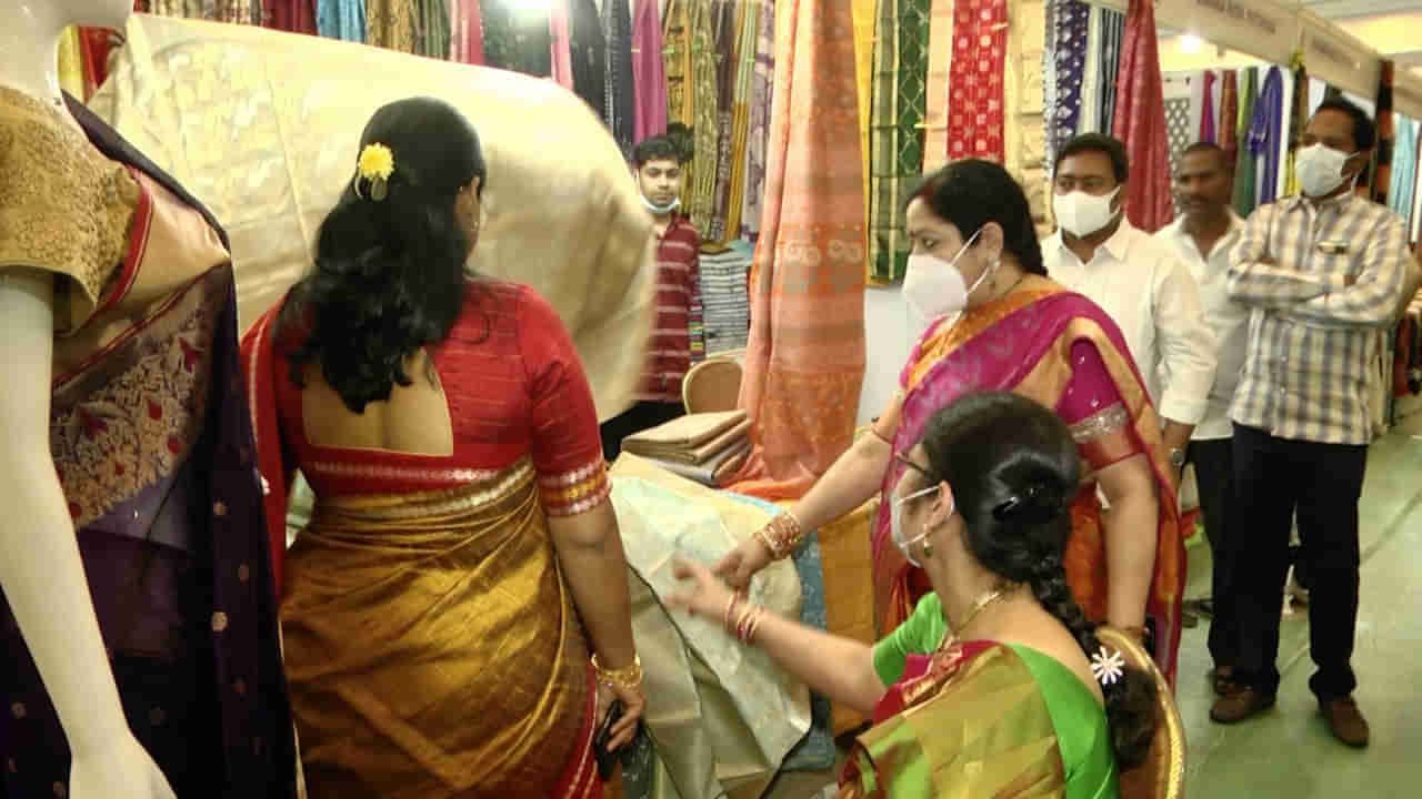 National Handloom Expo: విజయవాడ జాతీయ చేనేత వస్త్ర ప్రదర్శనకు భారీ స్పందన.. కొలువుదీరిన 15 రాష్ట్రాలకు చెందిన 120 స్టాల్స్..