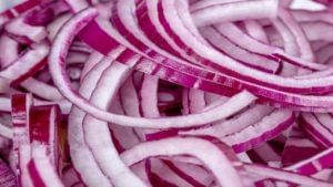 Onion Tips: ఉల్లిపాయ కోస్తుంటే కన్నీళ్లు వస్తున్నాయా.. అయితే ఈ టిప్స్ ఫాలో అవ్వండి..
