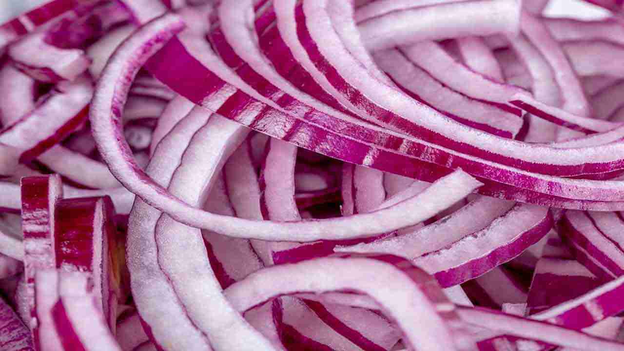 Onion Tips: ఉల్లిపాయ కోస్తుంటే కన్నీళ్లు వస్తున్నాయా.. అయితే ఈ టిప్స్ ఫాలో అవ్వండి..