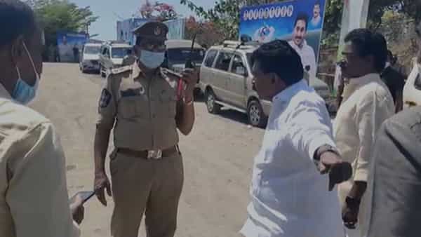 Watch Video: తీవ్ర కోపంతో పోలీసులపై విరుచుకుపడిన ఏపీ మంత్రి పేర్ని నాని.. ఎందుకంటే..?