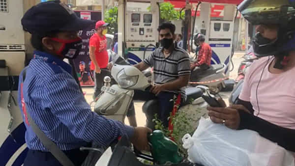Petrol Price Today: మంట పుట్టిస్తున్న ఇంధన ధరలు.. ఒకరోజు గ్యాప్ తర్వాత పెరిగిన పెట్రోల్, డీజిల్ రేట్స్..