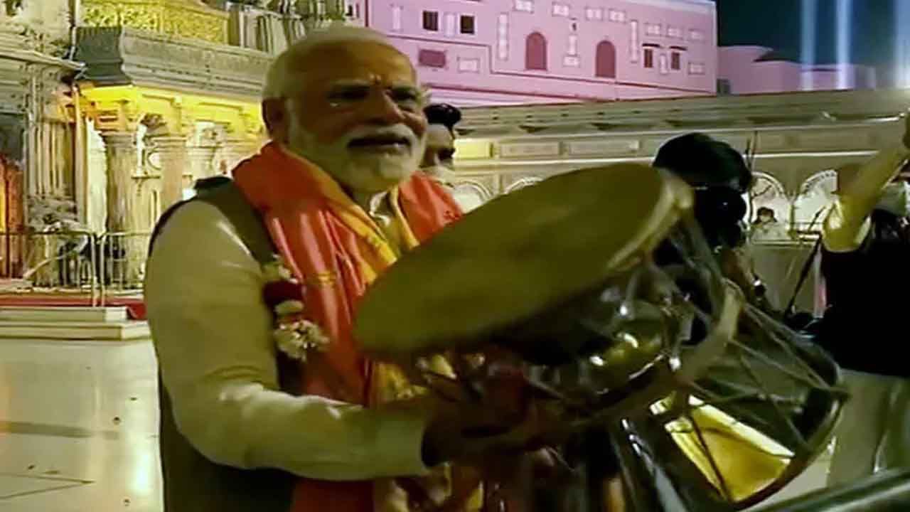 PM Modi: కాశీ విశ్వనాథ్ ఆలయంలో ప్రధాని ప్రత్యేక శైలి.. పూజారులతో కలిసి డమ్రు మోగించిన మోడీ