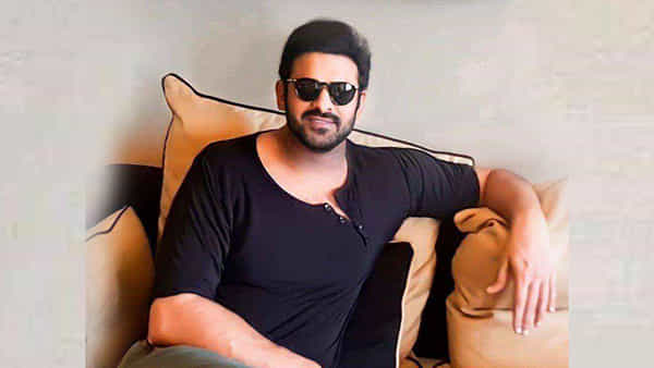 Prabhas: మరోసారి మంచి మనసు చాటుకున్న డార్లింగ్.. అభిమాని కుటుంబానికి ఆర్థిక సాయం..