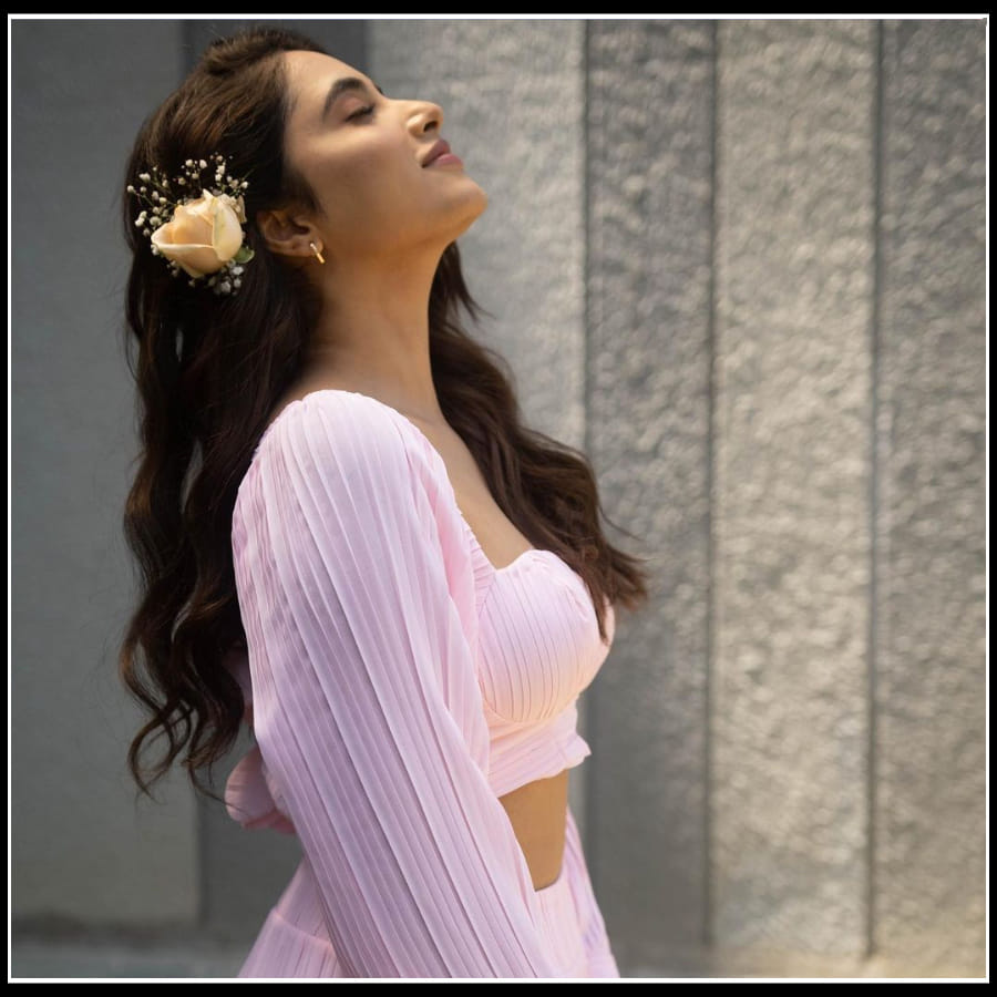 బొమ్మలా మైమరిపిస్తున్న ప్రియాంక మోహన్ ఫొటోస్..