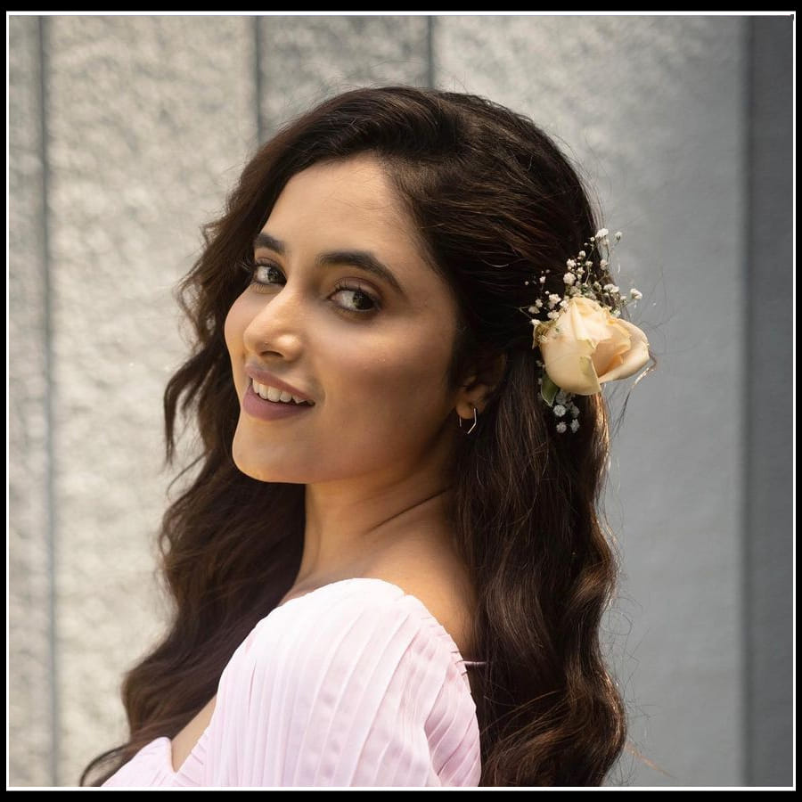 బొమ్మలా మైమరిపిస్తున్న ప్రియాంక మోహన్ ఫొటోస్..