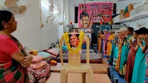 Puneeth Rajkumar: పునీత్ పుట్టిన రోజున నీ స్మృతిలో అంటూ అనాథ వృద్ధులకు అన్నదానం చేసిన హీరో విశాల్.. వీడియో వైరల్