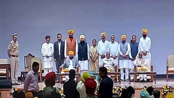 Punjab New Cabinet: కొలువుదీరిన పంజాబ్ కేబినెట్.. 10 మంది మంత్రుల ప్రమాణ స్వీకారం
