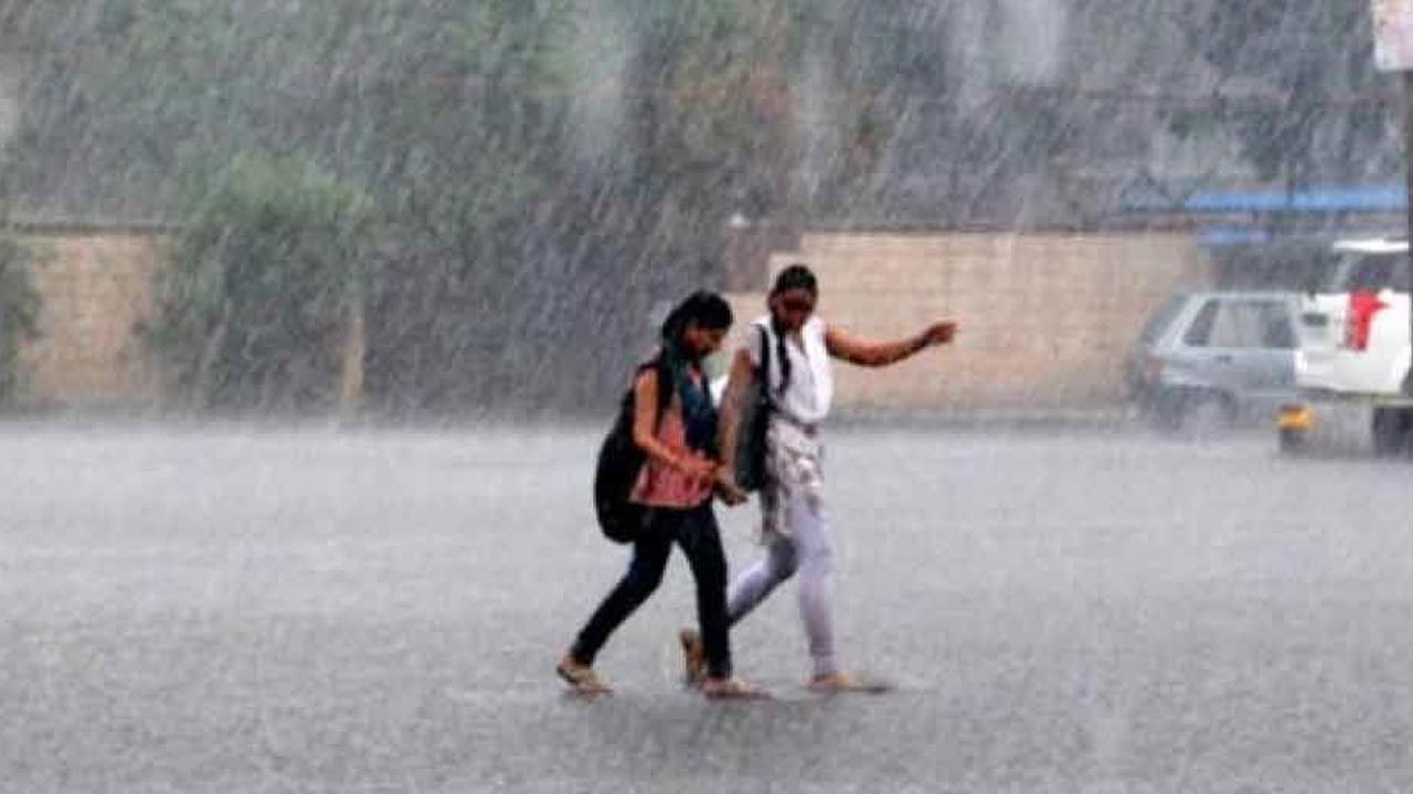 AP Rain Alert: ఏపీ ప్రజలకు అలర్ట్.. మరో మూడు రోజులపాటు వర్షాలు..
