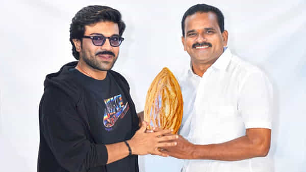 Ram Charan: మెగా పవర్స్టార్కు బాహుబలి కాజా.. డైరెక్టర్ శంకర్కు కూడా.. నెట్టింట్లో వైరల్ గా మారిన ఫొటోలు..