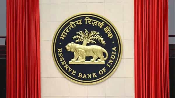 RBI: మూడు సహకార బ్యాంకులకు షాకిచ్చిన ఆర్బీఐ.. నిబంధనలు ఉల్లంఘించినందుకు జరిమానా