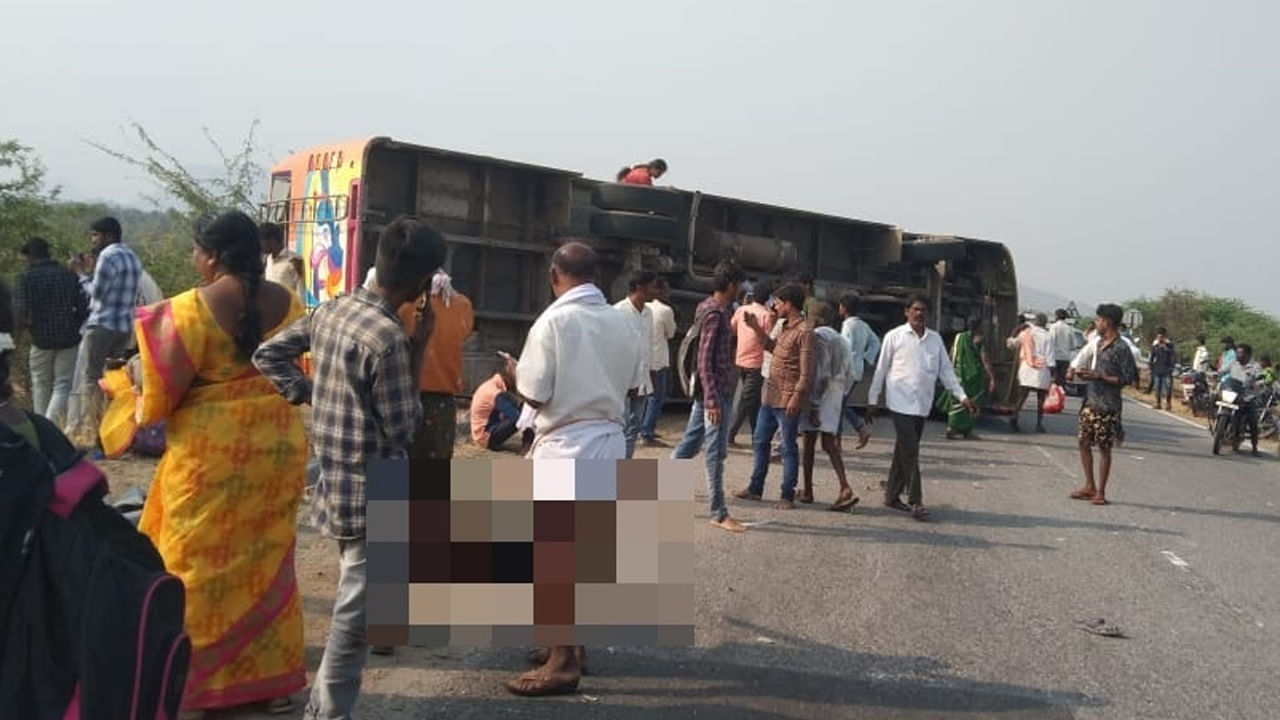 Road Accident: ఆంధ్రా - కర్ణాటక సరిహద్దులో ఘోర రోడ్డు ప్రమాదం.. 8 మంది దుర్మరణం..