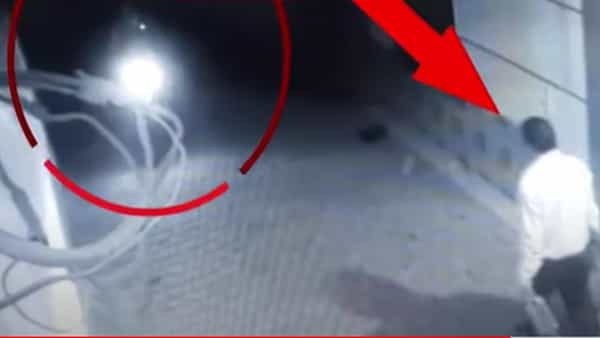 Viral: దారికాశారు.. డబ్బుల సంచితో వెళ్తుండగా.. షాకింగ్ విజువల్స్