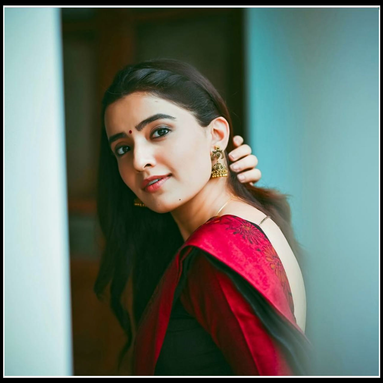 తెలుగు అమ్మాయిల సారీ లో రుక్సార్ ధిల్లాన్' ఫొటోస్ 