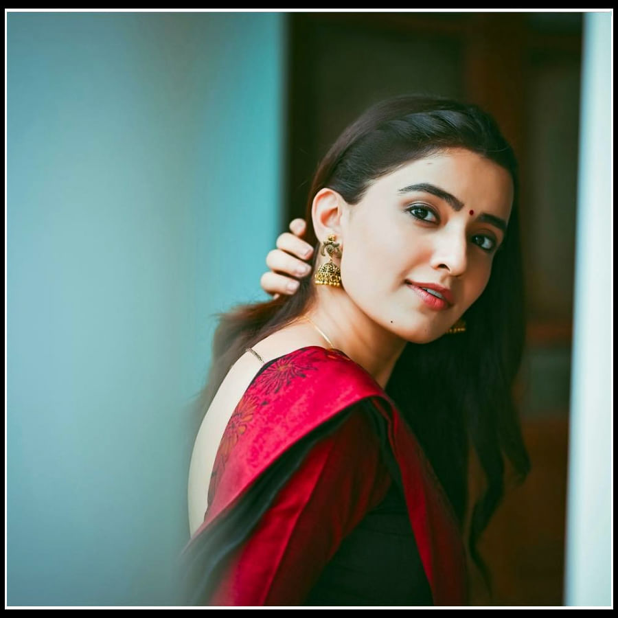 తెలుగు అమ్మాయిల సారీ లో రుక్సార్ ధిల్లాన్' ఫొటోస్ 