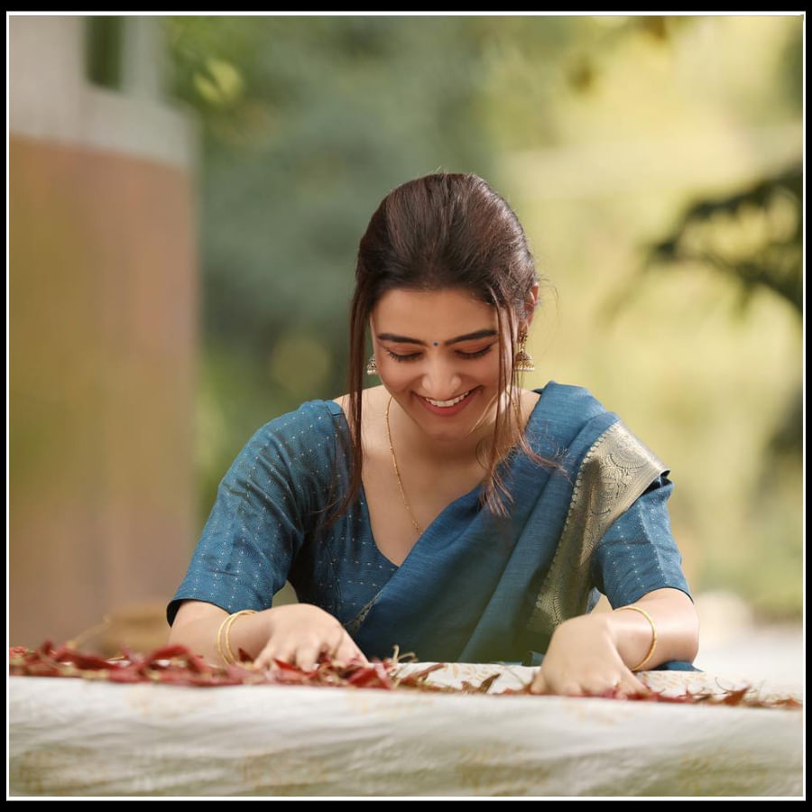 తెలుగు అమ్మాయిల సారీ లో రుక్సార్ ధిల్లాన్' ఫొటోస్ 