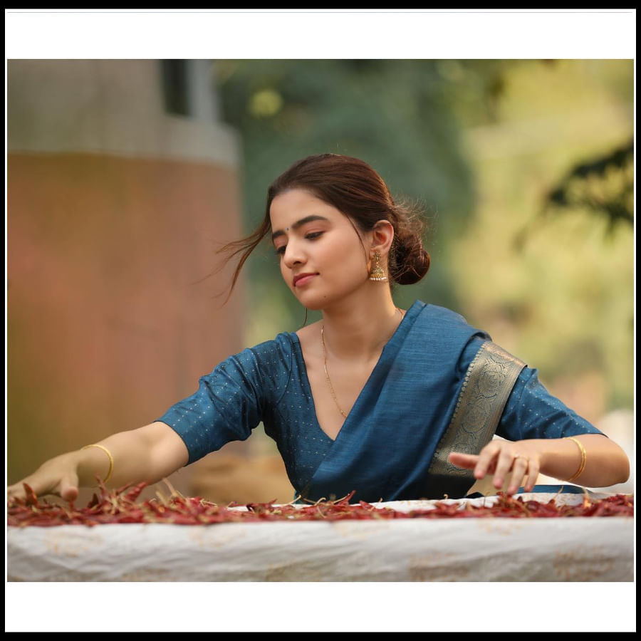 తెలుగు అమ్మాయిల సారీ లో రుక్సార్ ధిల్లాన్' ఫొటోస్ 