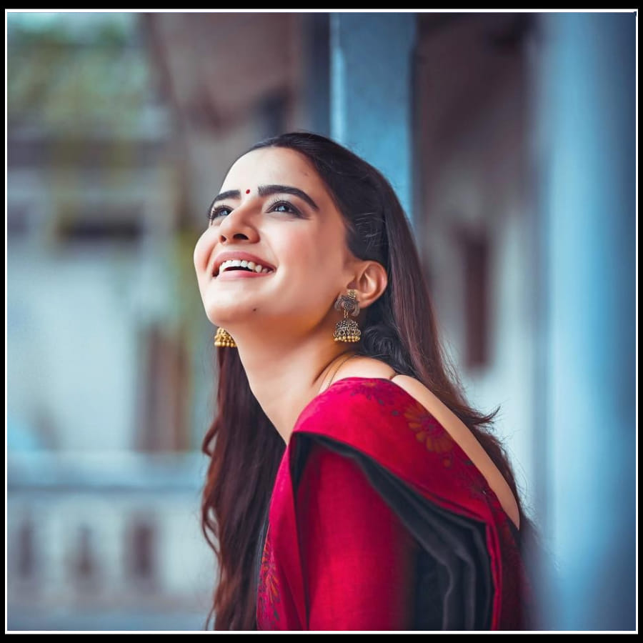 తెలుగు అమ్మాయిల సారీ లో రుక్సార్ ధిల్లాన్' ఫొటోస్ 