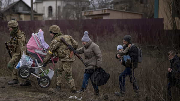 Ukraine Crisis Updates: రష్యా యుద్ధోన్మాదం.. దేశం వీడుతున్న లక్షలాది మంది ఉక్రెయిన్ పౌరులు.. యూరప్ దేశాల్లో అణుభయాలు..