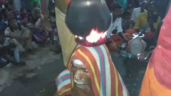 Viral: ఓరీ దేవుడో ఇదేం మొక్కుబడిరా బాబు..నెత్తిమీదే మంట పెట్టి.. పొంగల్ వండేస్తున్నారు..!