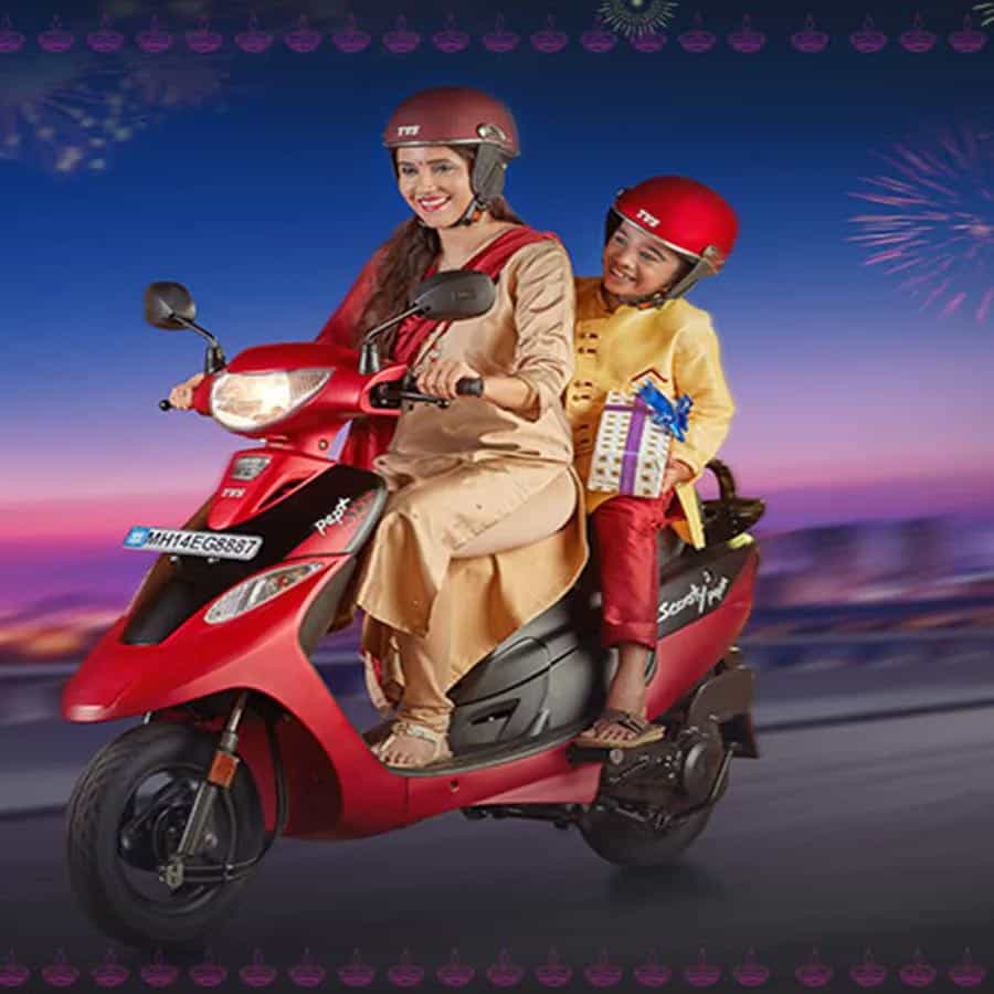 టీవీఎస్ స్కూటీ జెస్ట్, ధర రూ.64-66 వేలు: టీవీఎస్ స్కూటీ జెస్ట్ అనేది టీవీఎస్ స్కూటర్ పెప్ ప్లస్కు శక్తివంతమైన వెర్షన్. ఇందులో కొన్ని మార్పులు చేసినా దీనికి 109.7 cc సింగిల్ సిలిండర్ ఇంజన్ ఇచ్చారు. ఇది 7.8 PS పవర్, 8.8 Nm టార్క్ ఉత్పత్తి చేయగలదు.
