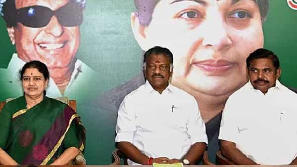 Tamil Nadu Politics: వాడిపోయిన రెండాకులు మళ్లీ చిగురించేనా.. శశికళతో సెల్వం భేటీ దేనికి సంకేతం!