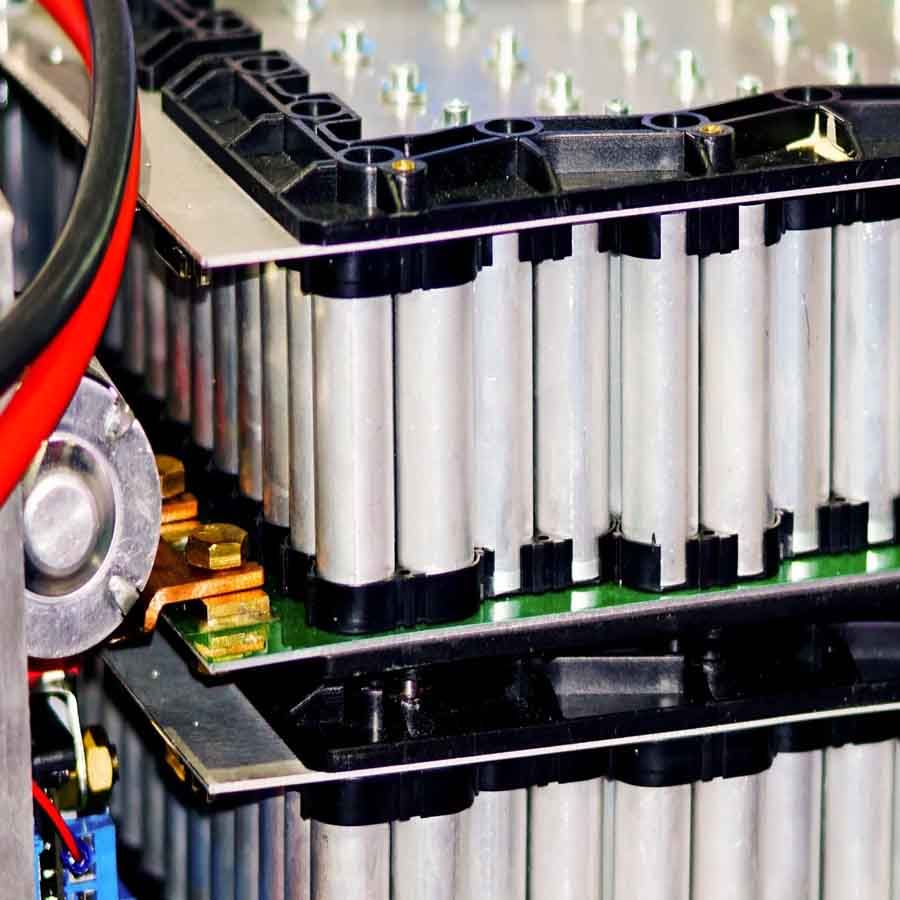 లిథియం-అయాన్‌ బ్యాటరీలను ఎలక్ట్రిక్‌ వాహనాల్లో, టెలికాం టవర్లు నిర్వహణ మొదలైన చోట్ల వినియోగిస్తున్నారు.